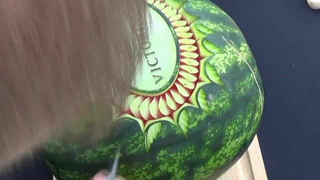 #63 Carved watermelon with Victorinox logo / Rzeźbiony arbuz z logo смотреть онлайн