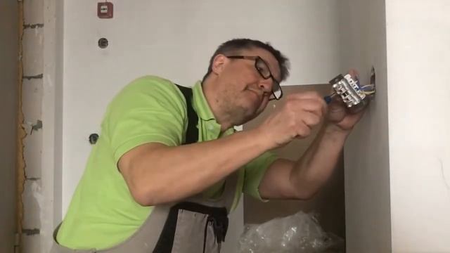 Как собрать двухклавишный проходной выключатель. Тепло-светло 24 смотреть онлайн