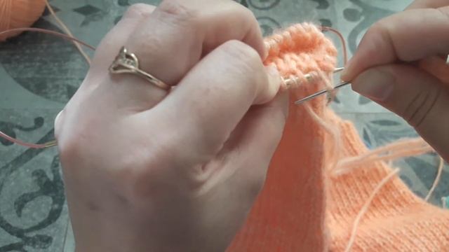 Полая резинка в круговом вязании, закрытие петель иглой. смотреть онлайн