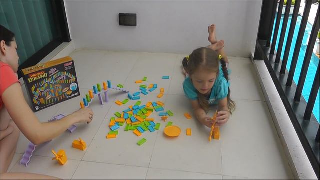 Катя строит дорожку из разноцветного Домино Обзор игрушек World of Domino Toys review смотреть онлайн