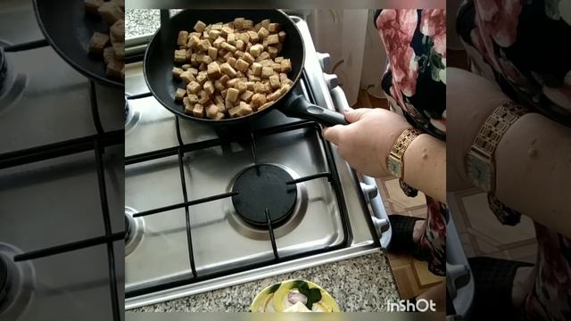 Не пропадать же! Сухарики на сковороде. Для салатов. смотреть онлайн