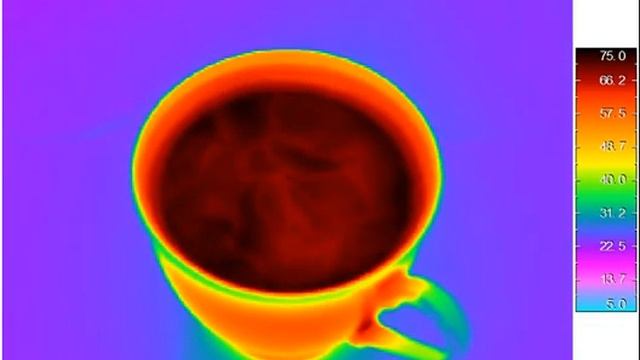 Filiżanka gorącej kawy wydaje się nieciekawa, w podczerwieni wiele się w niej dzieje смотреть онлайн