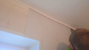 КАК РОВНО ОБРЕЗАТЬ ОБОИ ПОД ПОТОЛКОМ