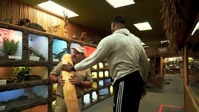 Basketball Legend Dwight Howard Loves GIANT Snakes! смотреть онлайн