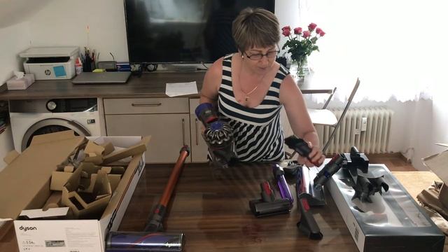 ПЫЛЕСОС DYSON V8 ABSOLUTE+/РАСПАКОВКА/Тестирую беспроводной пылесос. смотреть онлайн