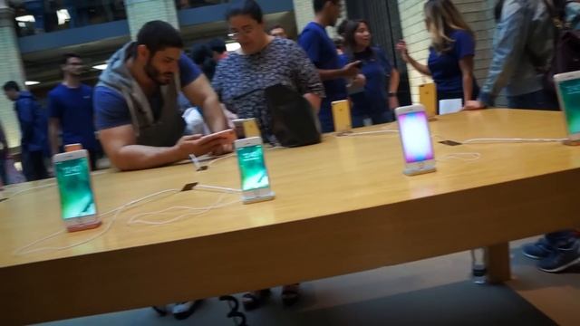Покупка iPhone 7 в первый день продаж в Лондонском Apple Store смотреть онлайн
