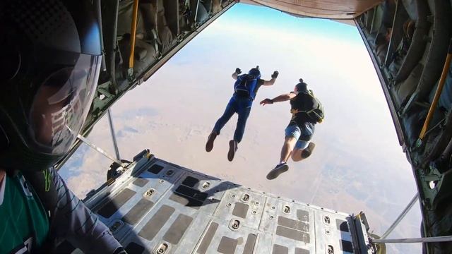 Прыжки с парашютом над пирамидами в Египте - "Jump like a Pharaoh" в 2022 году смотреть онлайн