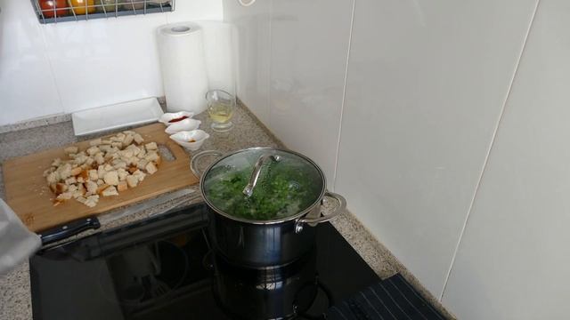 Суп из зелёного горошка с чесночными сухариками за 20 минут! смотреть онлайн