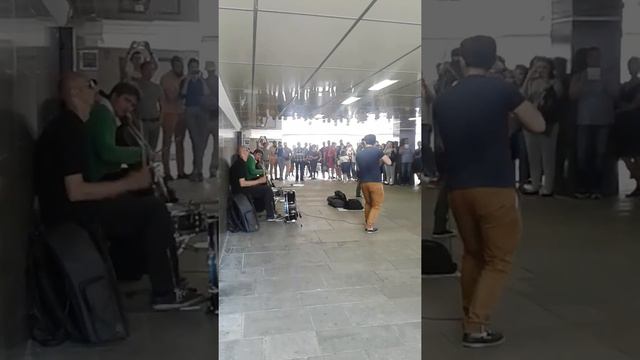 Парни круто играют на скрипках в подземном переходе Москвы смотреть онлайн