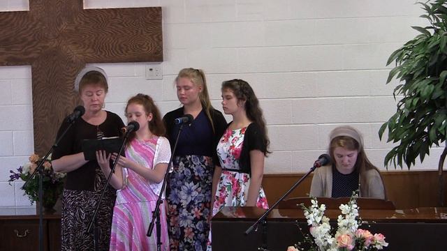 По земле осторожно шагаю. смотреть онлайн