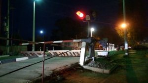поезд на железнодорожный переезд в ночью