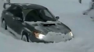 Subaru WRX STi СУБАРУ импреза через снег пробирается к гаражу