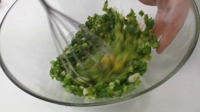 Взбейте зеленый лук с яйцом и вы останетесь довольны! Вкуснейшие лепешки с начинкой смотреть онлайн