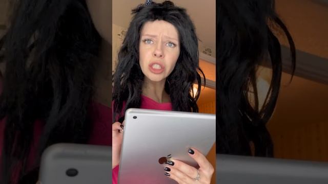 Света и ПРОКЛЯТАЯ кукла. Света странно себя ведет. Страшилки из тик-тока #shorts смотреть онлайн