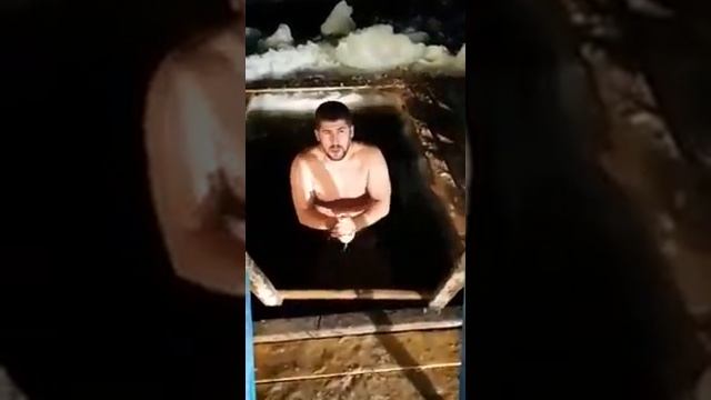 Мусульманин на крещенских купаниях: Аллаху Акбар! смотреть онлайн