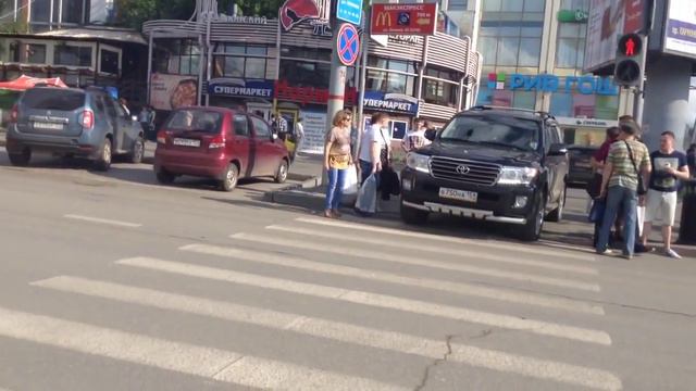 "Вежливый" водитель пропустил пешеходов смотреть онлайн