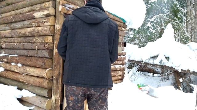 Стройка лачуги в лесу #19. Сделал дымоход. Топлю самодельную печь. Заготовил дрова. смотреть онлайн