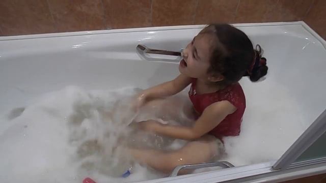 Алиса открывает 3 сюрприза ! Ищет капсулы в ванне с пеной. Кушает кексик )