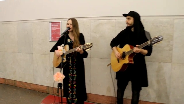 ДЕВУШКА КРАСИВО ПОЕТ В ПЕРЕХОДЕ МЕТРО, МОСКВА ► Акварели - Евгения Рыбакова смотреть онлайн