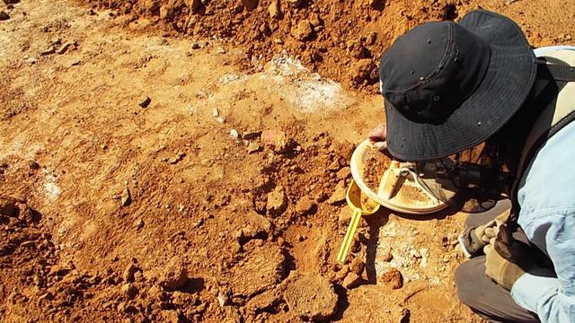 Metal detecting rough gold nuggets? You're on a gold reef ! I show you some nuggets I got 10m away. смотреть онлайн
