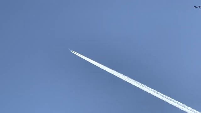 Qatar Cargo Boeing 777F [A7-BFH] trailing overhead смотреть онлайн