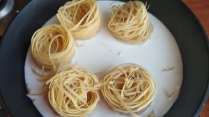 готовим вкусные макароны из гнезд с грибами в сливочном соусе