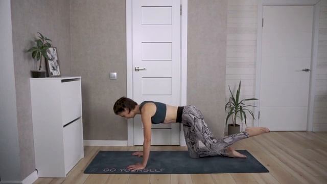 Суставная разминка с акцентом на тазобедренные | Короткая практика для бёдер смотреть онлайн