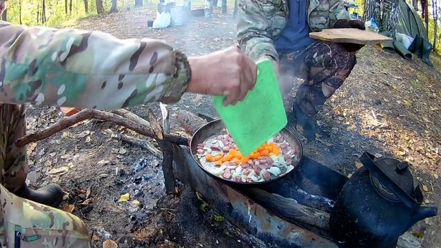 Сложная яичница с ветчиной и помидорами на костре. смотреть онлайн