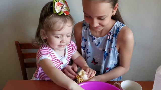 Молочный коктейль из кефира, бананов и ягод смотреть онлайн