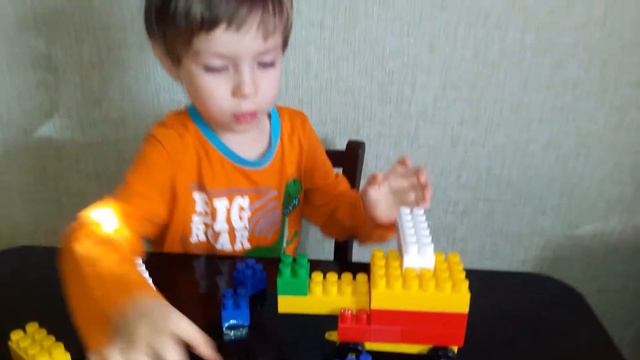 КОНСТРУКТОР лего ВЕРТОЛЕТ Мультики про машинки собираем ВЕРТОЛЕТ играем машинками видео для детей смотреть онлайн