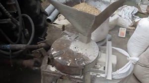 Самодельная мельница - размол зерна.