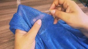 Как убрать затяжку на вязаном изделии.