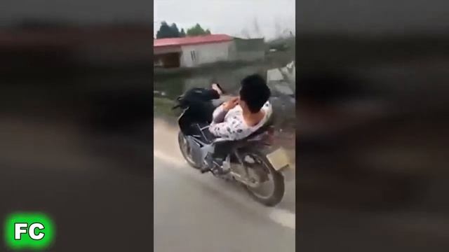 Прикол 2015 поездка лежа на скутере не удалась ! смотреть онлайн