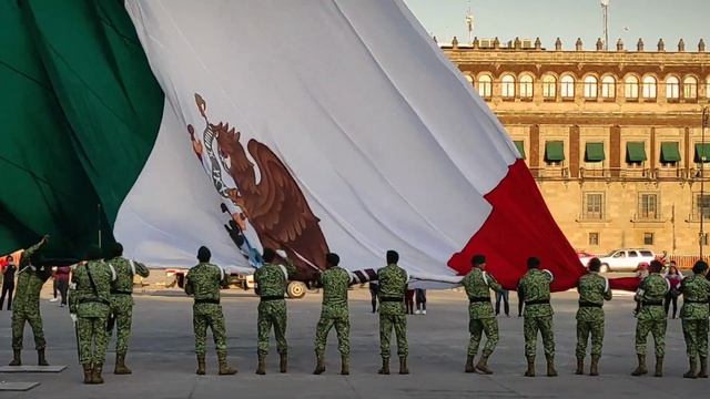 Церемония спуска флага в Мехико смотреть онлайн
