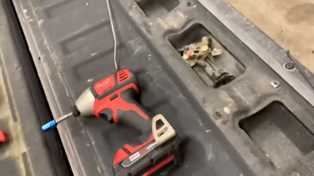 2002 Toyota Tundra tailgate handle replacement! смотреть онлайн