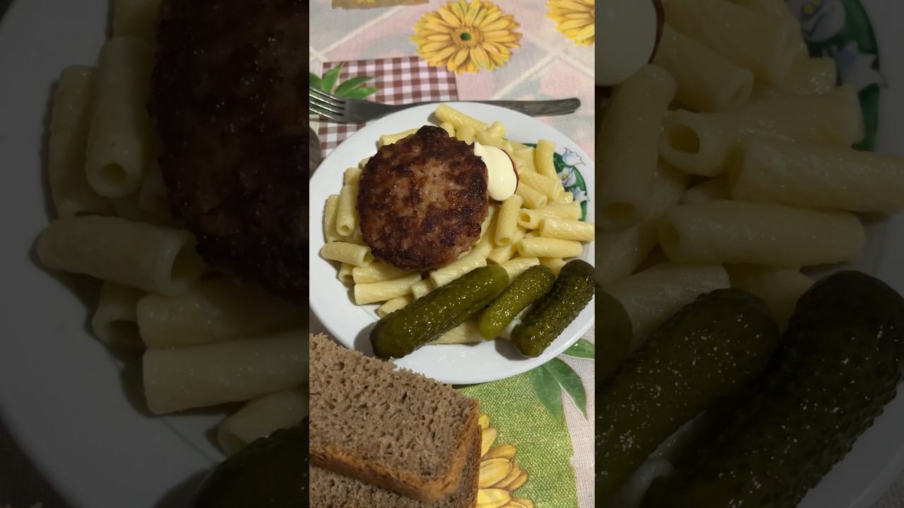 На ужин у меня сегодня макароны с домашней котлеткой, корнишоны и чай с мини-маффинами