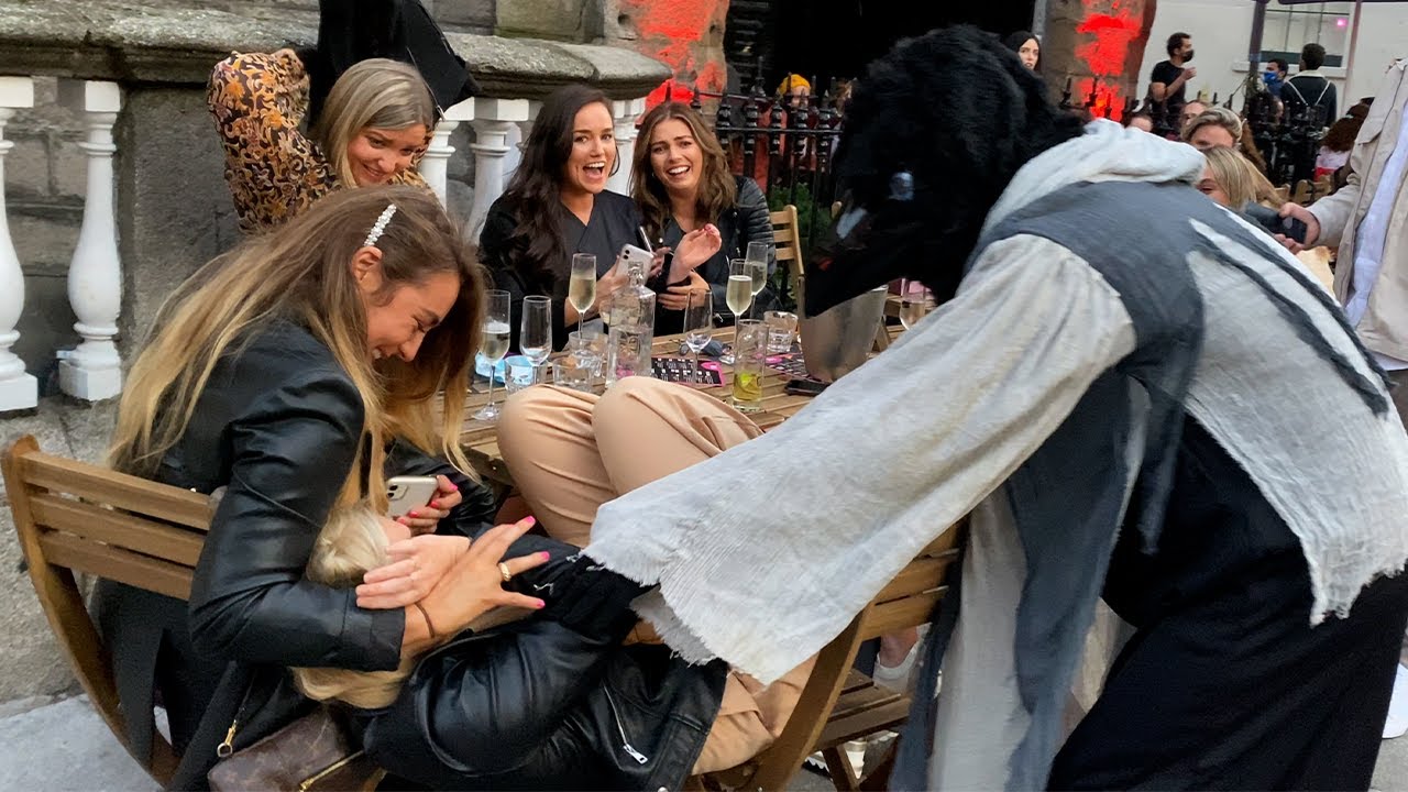 Она заплакала. Переоделся Вороной пранк.