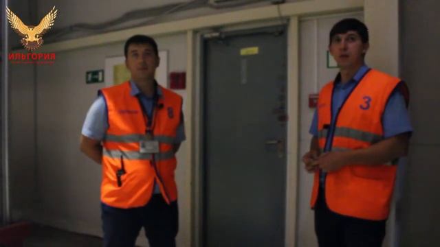 Как охранники обходят складское помещение смотреть онлайн