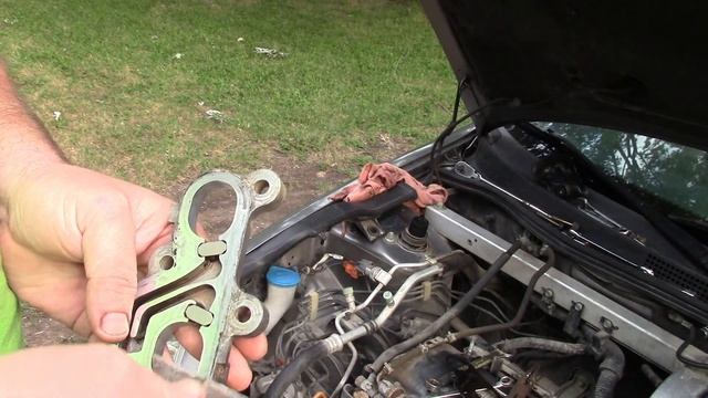 First Generation Honda Insight EGR Plate Inspection and Cleaning смотреть онлайн