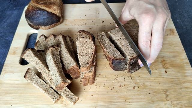 Ароматные сырно-чесночные гренки из ржаного хлеба смотреть онлайн