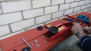 Устранение течи подкатного гидравлического домкрата, замена манжеты на поршне