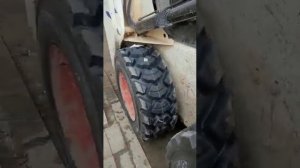 Мобильный шиномонтаж грузовой. замена шин на бобкэт 12-16.5