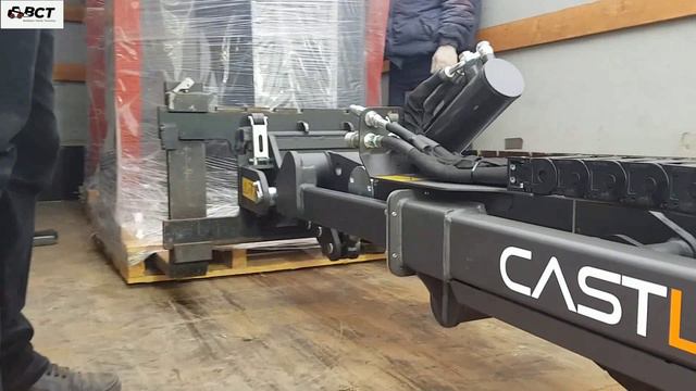 Минипогрузчик CASTLOADERS 30T Италия в работе с вилами смотреть онлайн