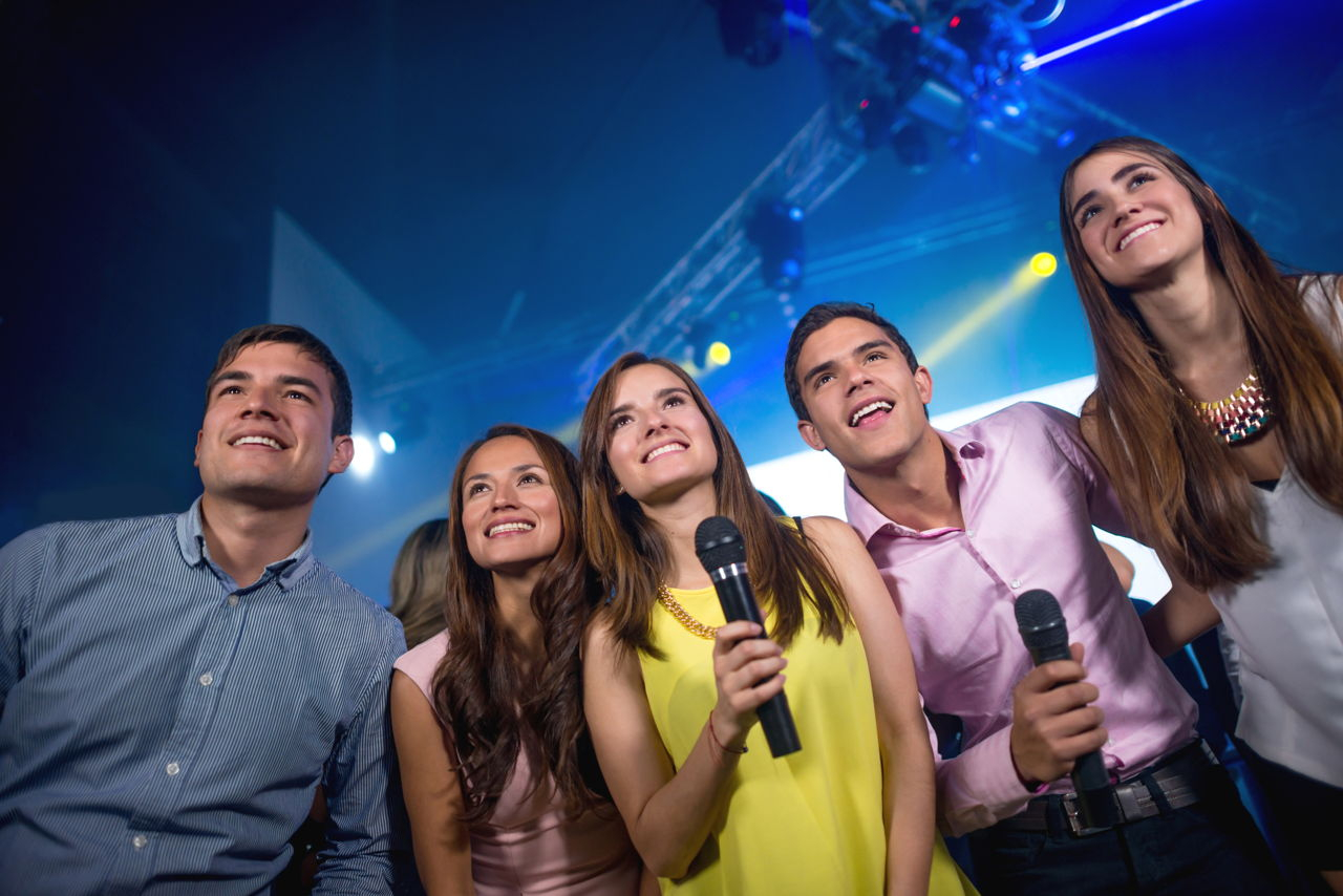 ПОЕМ ВМЕСТЕ. ДОМИК ОКНАМИ В САД.