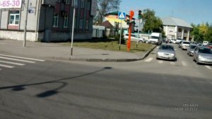 Она прошла, как каравелла, по зеленым волнам...