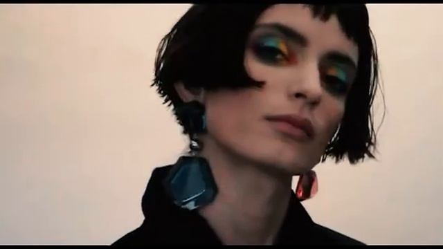Теория цвета. Шесть трендовых макияжей от fashion директора Marie Claire Ukraine Питера Кардона. смотреть онлайн