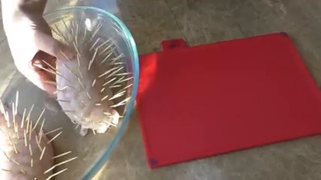 Протыкаем зубочистками мясо и получаем сочную, ароматную куриную грудку! смотреть онлайн