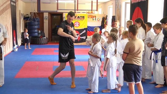 В Ревде каратистам показали приемы тайского бокса смотреть онлайн