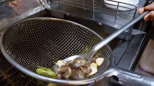 수원 왕갈비통닭 - 수원 통닭거리 / sweet and soy chicken - korean street food смотреть онлайн