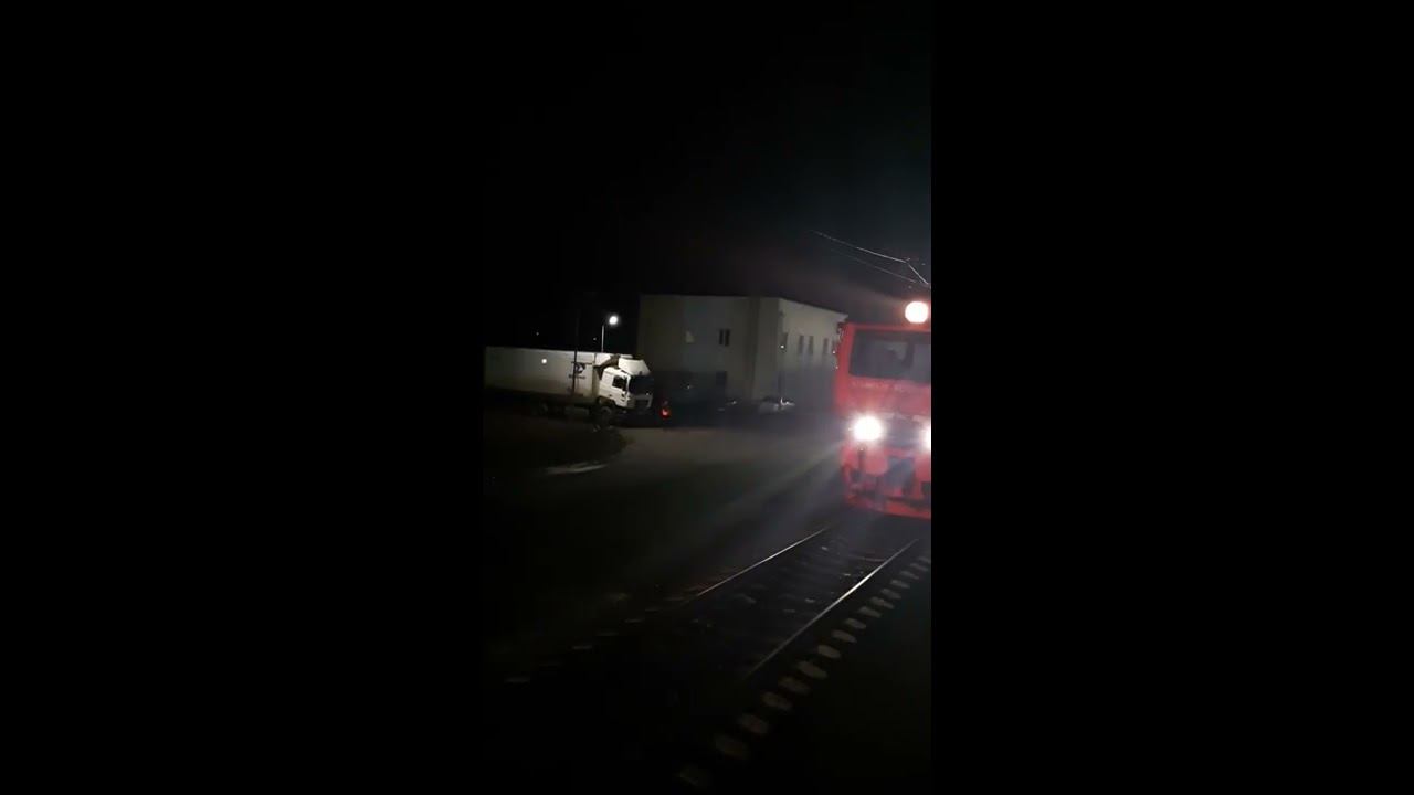 Отправление поезда Санкт-Петербург-Севастополь со ст.Разъезд 9 км "А" , тепловоз ТЭП70БС-333. смотреть онлайн